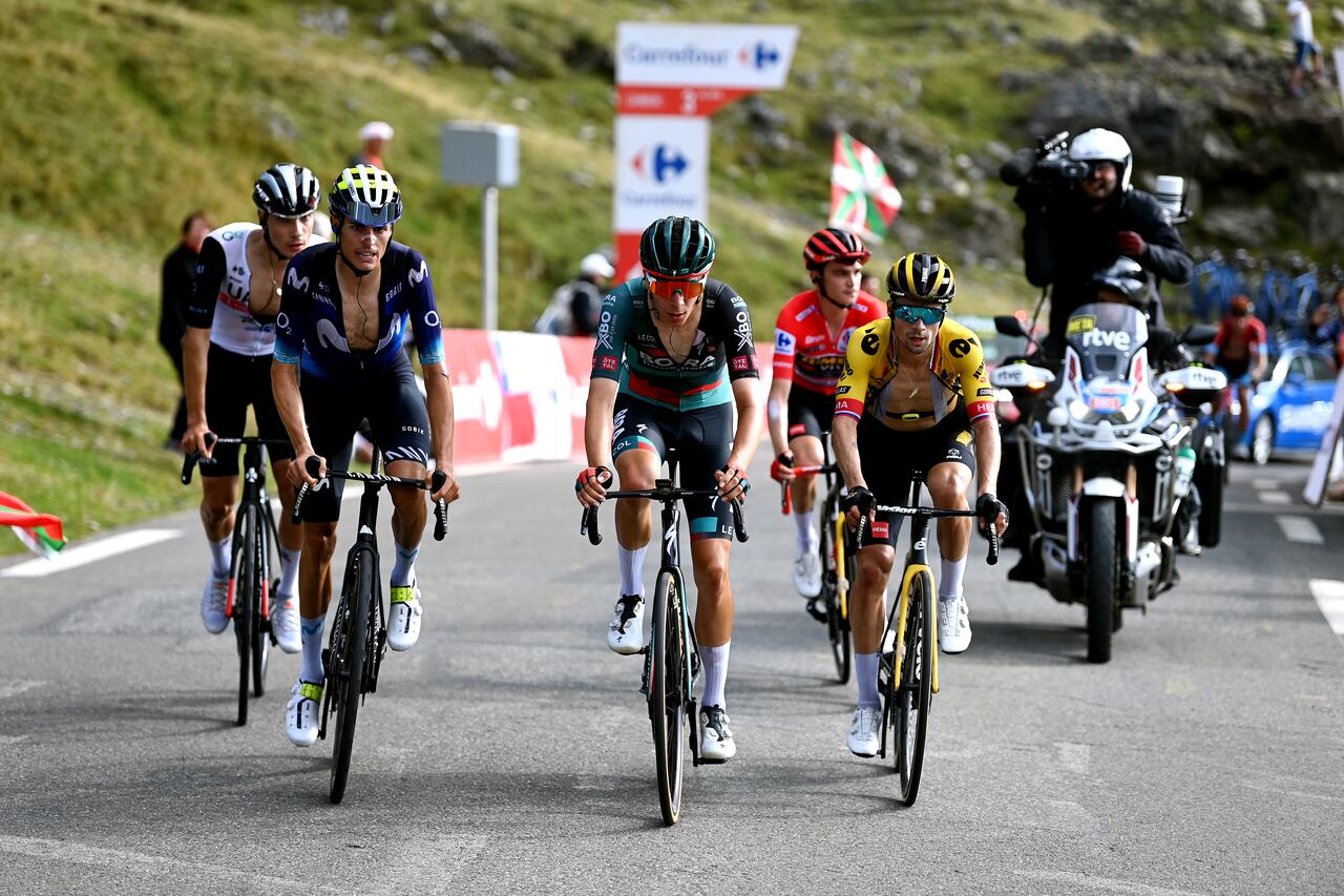 COL DU TOURMALET, FRANCIA - 8 DE SEPTIEMBRE: Una vista general de Mikel Landa de España y el equipo Bahrein - Victorioso, Primož Roglic de Eslovenia, Sepp Kuss de los Estados Unidos y el equipo Jumbo-Visma - Red Leader Jersey, Cian Uijtdebroeks de Bélgica y el equipo BORA - Hansgrohe, Enric Mas de España y Movistar Team y Juan Ayuso de España y UAE Team Emirates compiten en la escapada de la 78ª Vuelta a España 2023, una etapa de 134,7 km desde Formigal. Huesca la Magia al Col du Tourmalet 2115m / #UCIWT / el 08 de septiembre de 2023 en Col du Tourmalet, Francia. (Foto de Tim de Waele/Getty Images)