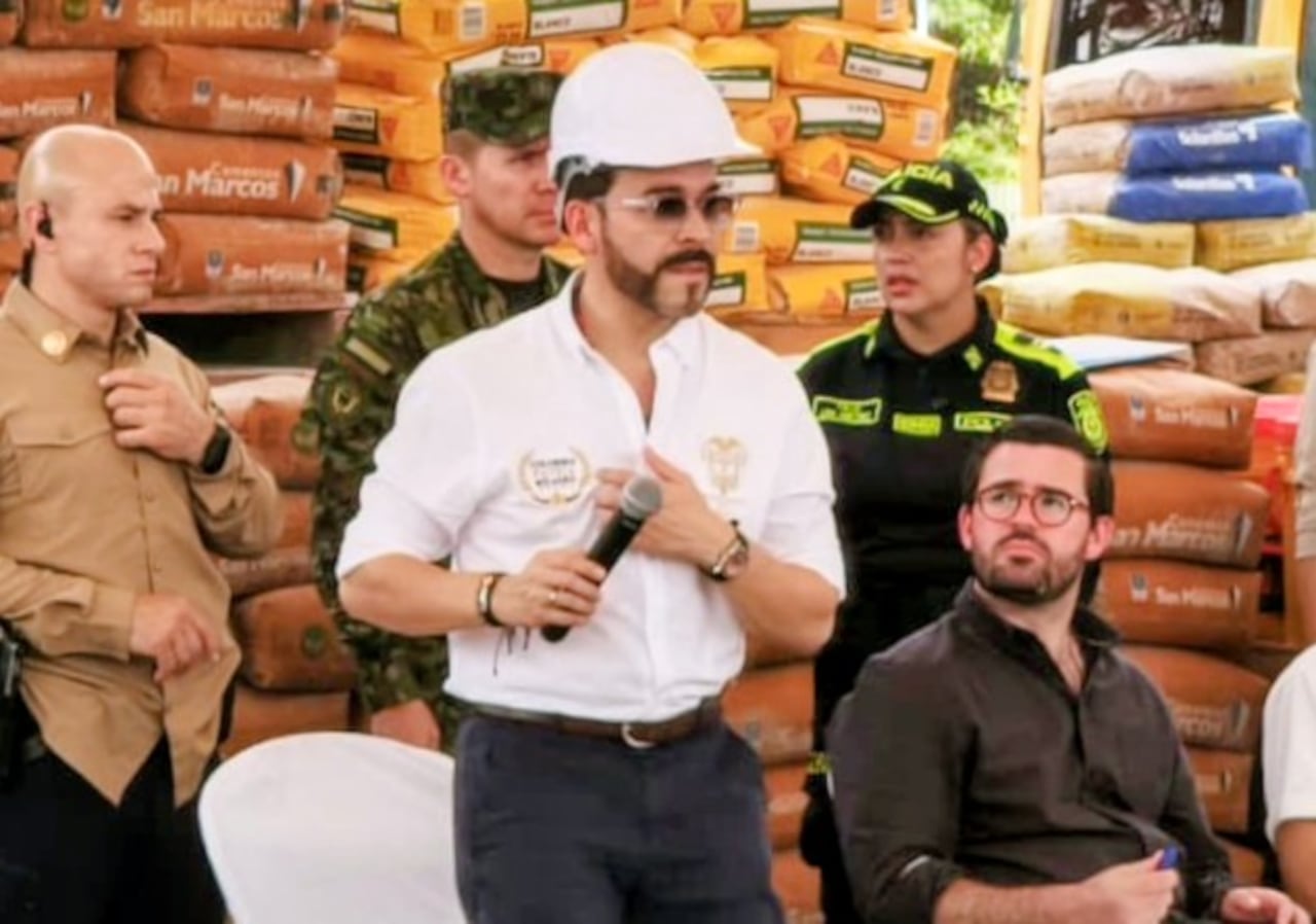 El presidente Abelardo de la Espriella entregó materiales y maquinaria de construcción a los damnificados por el terremoto en la unidad deportiva Alberto Galindo.