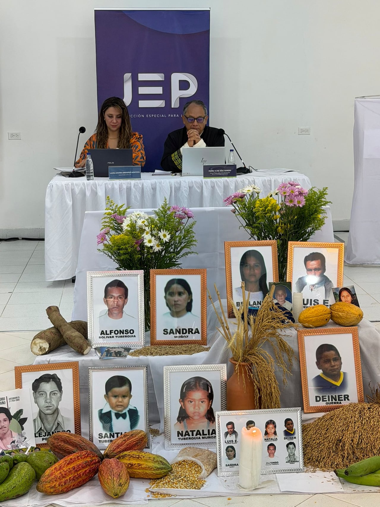Las familias de las víctimas llevaron retratos de sus parientes difuntos y encendieron una vela en señal de memoria.