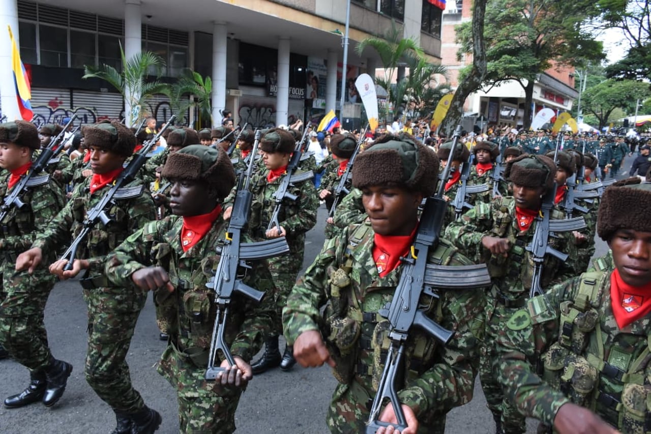 Desfile militar en Cali, por el 20 de julio