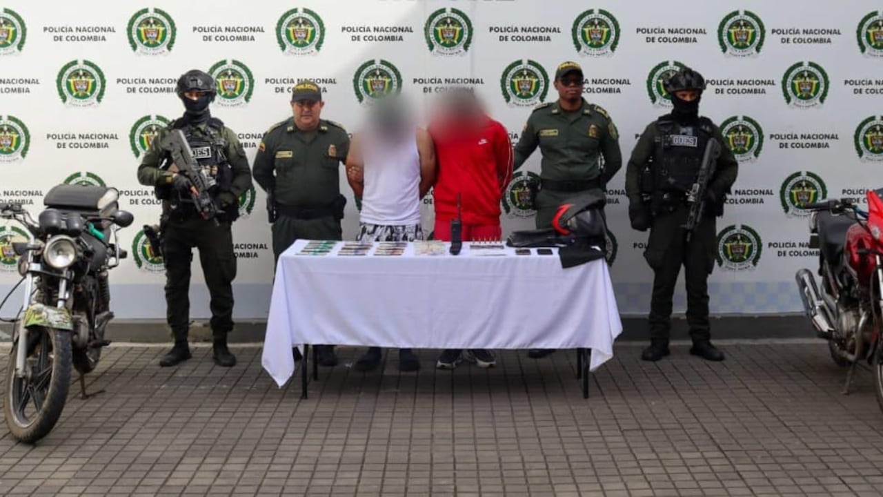 Estos dos hombres fueron capturados en las últimas horas señalados de participar en el atentado con bomba que se presentó en el colegio Meléndez, en el sur de Cali. Foto: tomada de X / El