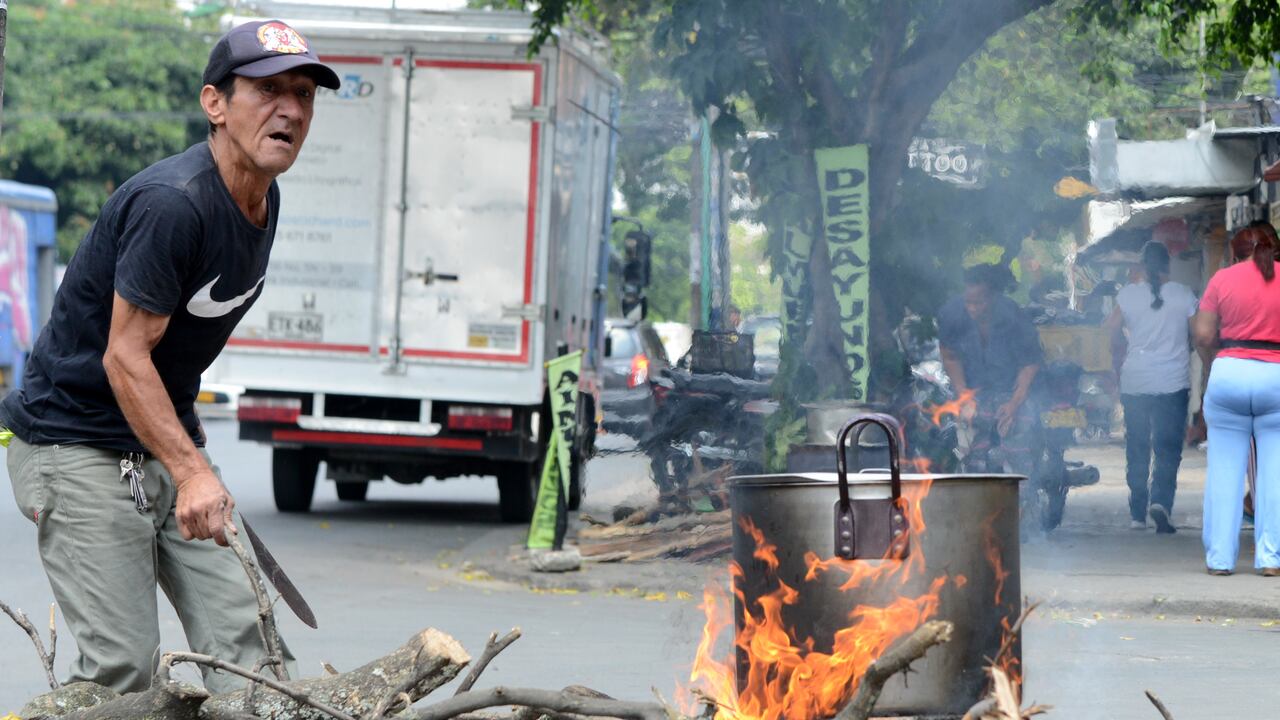 Cali : Restaurantes y amas de casa abocados a cocinar con leña y carbón en las afuera de las residencias y comederos. Se agudiza crisis en la entrega de pedidos de gas propano ante la alta demanda por falta de gas natural.