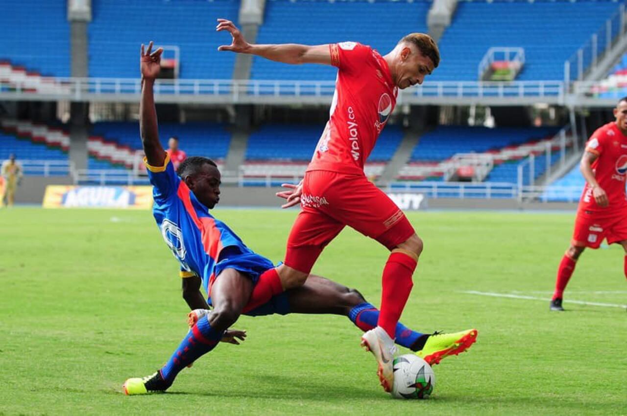 Marco Mina del Universitario Popayán enfrenta a Jhonatan Pérez del América de Cali.