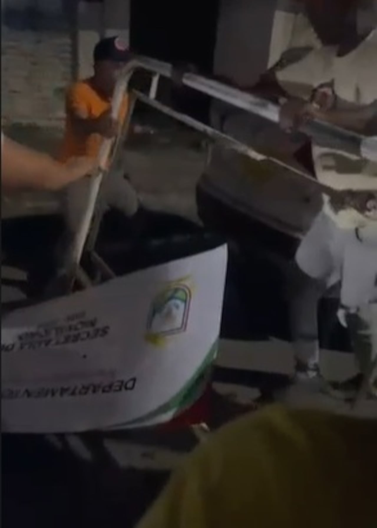 Las confrontaciones se desataron luego de que seguidores de ambas campañas coincidieran en inmediaciones del parque principal durante las celebraciones por los resultados de la segunda vuelta presidencial.
