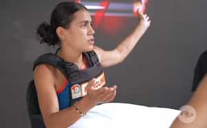 Karoline del Desafio XX está expuesta ante sus compañeros.