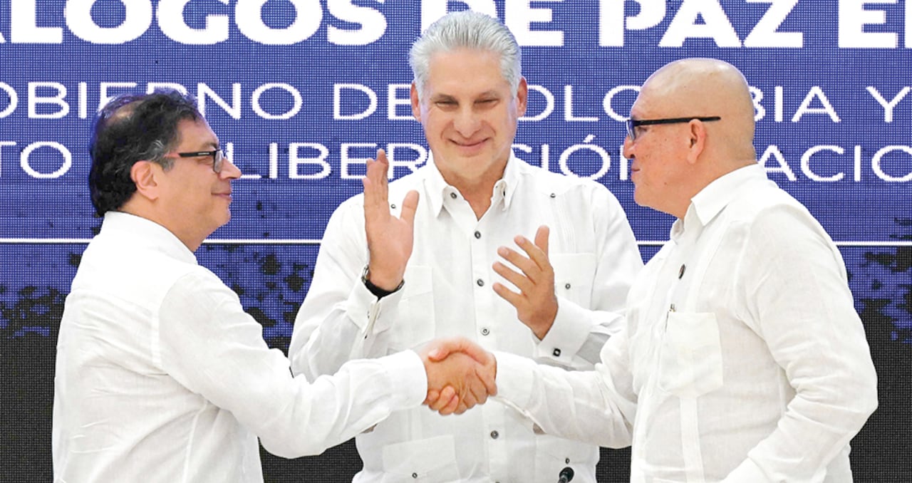 En la foto, el presidente Gustavo Petro (izq.); el presidente de Cuba, Miguel Díaz-Canel (centro), y el primer comandante del ELN, Antonio García, tras la firma del cese al fuego.