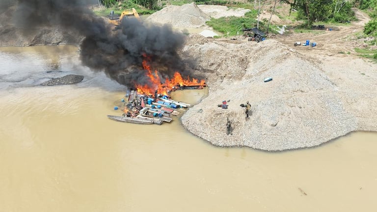 Los recursos provenientes de la explotación minera ilegal, suelen estar vinculados al financiamiento de estructuras al margen de la ley e incrementan los conflictos sociales y armados del norte del Cauca.