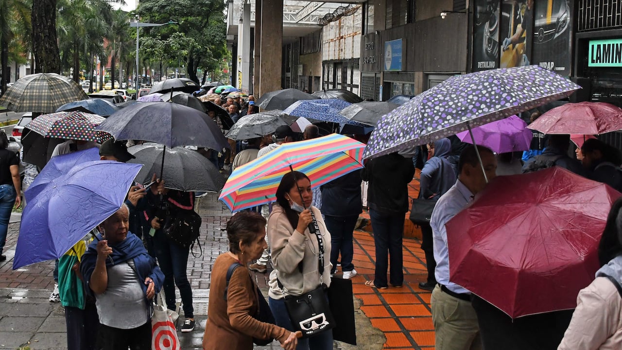 Cali: Se agudiza la crisis para reclamar medicamentos, largas filas con personas enfermas, discapacitadas y de la tercera edad desde horas de la madrugada bajo la lluvia de la ola invernal. Fotos José L Guzmán