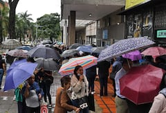 Cali: Se agudiza la crisis para reclamar medicamentos, largas filas con personas enfermas, discapacitadas y de la tercera edad desde horas de la madrugada bajo la lluvia de la ola invernal. Fotos José L Guzmán