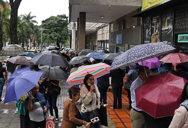 Cali: Se agudiza la crisis para reclamar medicamentos, largas filas con personas enfermas, discapacitadas y de la tercera edad desde horas de la madrugada bajo la lluvia de la ola invernal. Fotos José L Guzmán