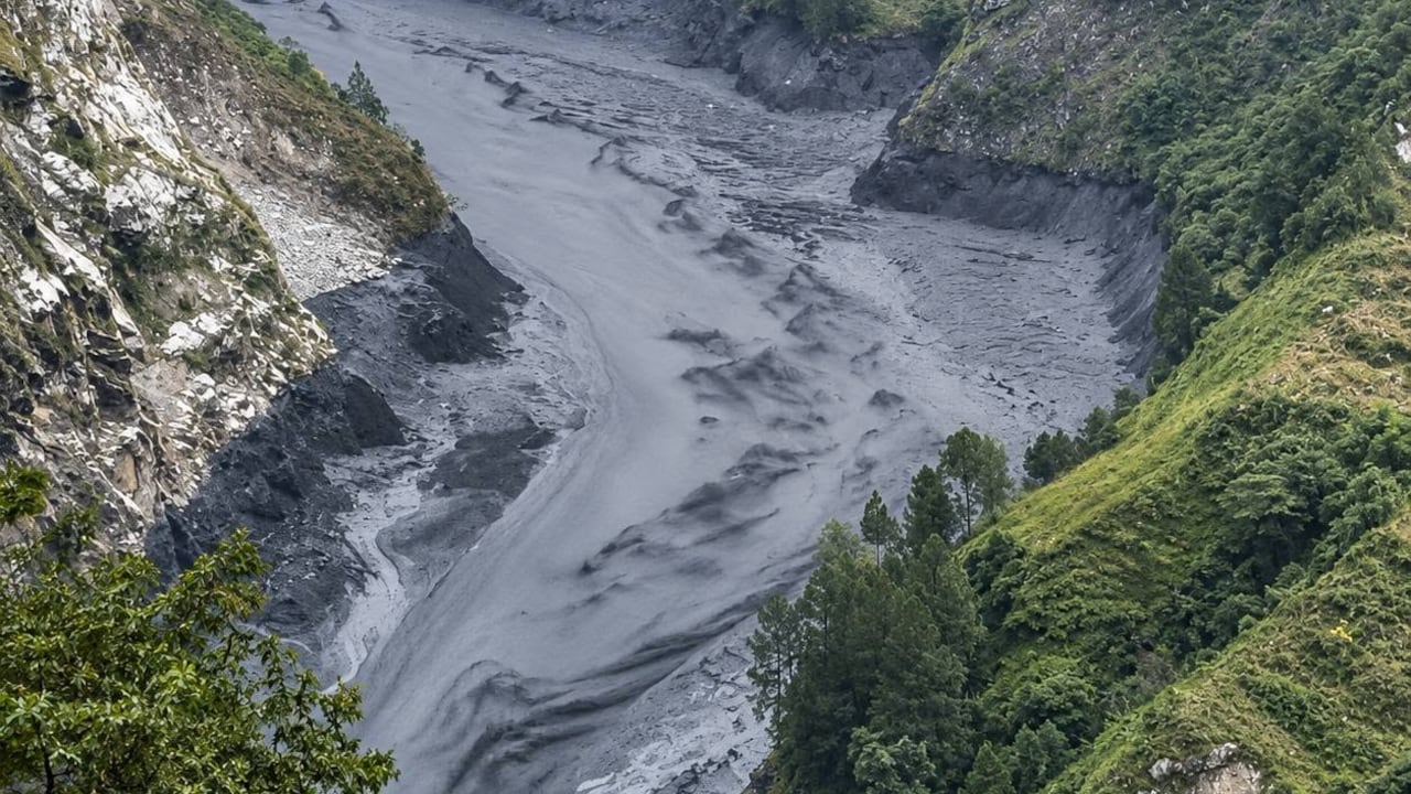 Una repentina crecida del río Budhi Gandaki provocó graves daños este domingo 11 de octubre en la región de Gorkha, al norte de Nepal, donde la fuerza del agua arrastró viviendas, destruyó al menos dos puentes y obligó a evacuar comunidades enteras. El desastre habría sido provocado por un deslizamiento de tierra en la zona montañosa.