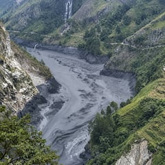 Una repentina crecida del río Budhi Gandaki provocó graves daños este domingo 11 de octubre en la región de Gorkha, al norte de Nepal, donde la fuerza del agua arrastró viviendas, destruyó al menos dos puentes y obligó a evacuar comunidades enteras. El desastre habría sido provocado por un deslizamiento de tierra en la zona montañosa.