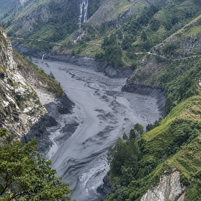 Una repentina crecida del río Budhi Gandaki provocó graves daños este domingo 11 de octubre en la región de Gorkha, al norte de Nepal, donde la fuerza del agua arrastró viviendas, destruyó al menos dos puentes y obligó a evacuar comunidades enteras. El desastre habría sido provocado por un deslizamiento de tierra en la zona montañosa.