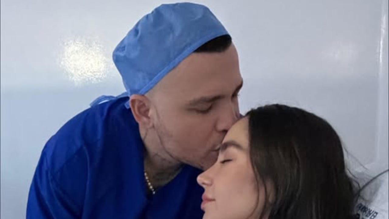 En sus primeros momentos, luego de haberse convertido en padres. Jessi Uribe y Paola Jara compartieron las fotografías en sus redes sociales.