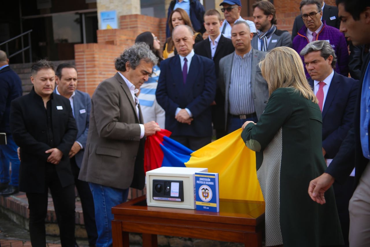 Sergio Fajardo y Edna Bonilla lideran iniciativa de recolección de firmas para defender la Constitución de 1991.
