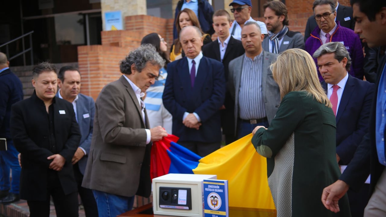 Sergio Fajardo y Edna Bonilla lideran iniciativa de recolección de firmas para defender la Constitución de 1991.