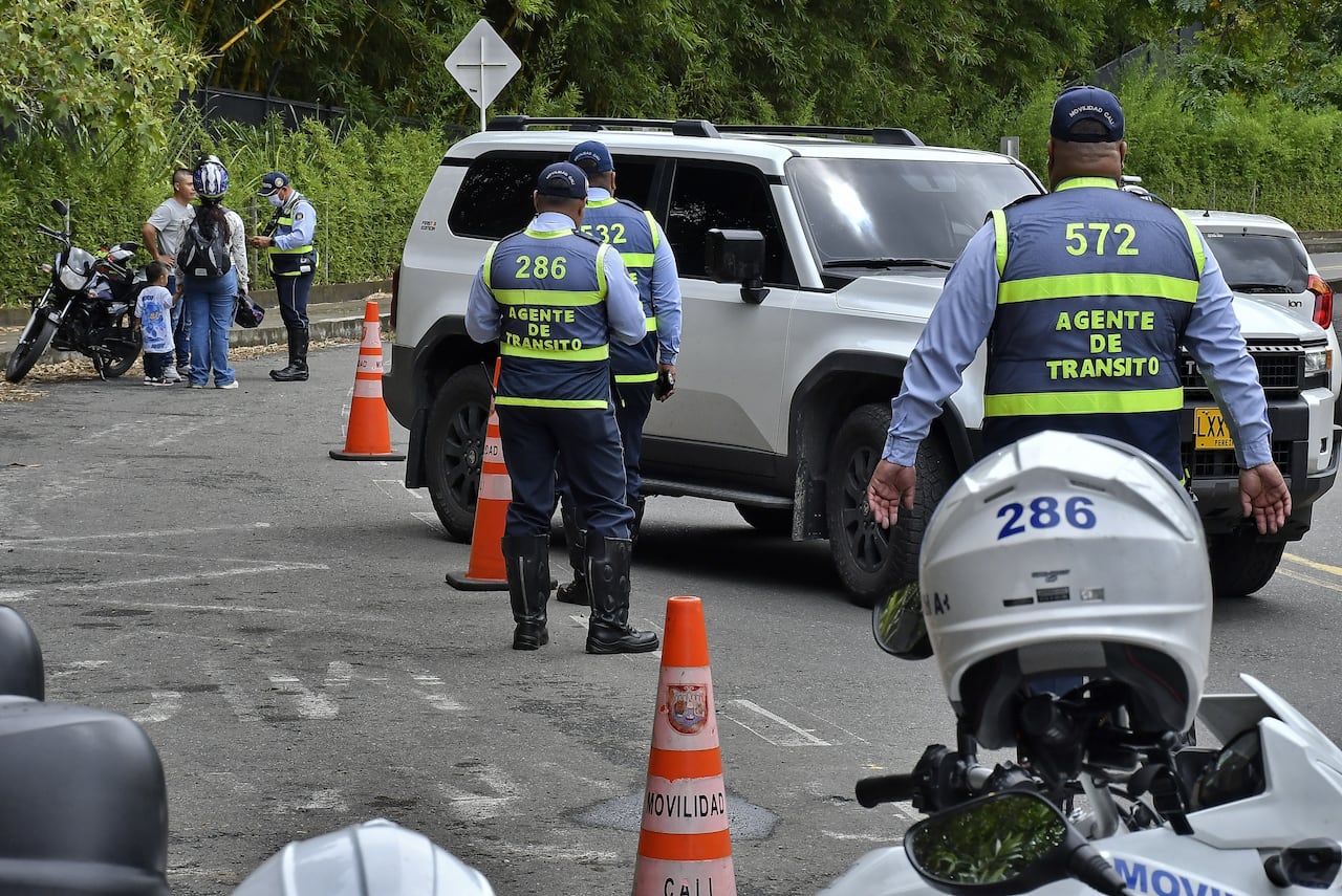 Los diferentes organismos de seguridad de la ciudad como son, los Guardas de transito , Bomberos y la Policia Nacional, Hacen presencia en uno de los lugares mas concurrido por estos primeros días del año, para vigilar de primera mano el comportamiento de las personas que visitan al rio Pance. Fotos Raúl Palacios El País.