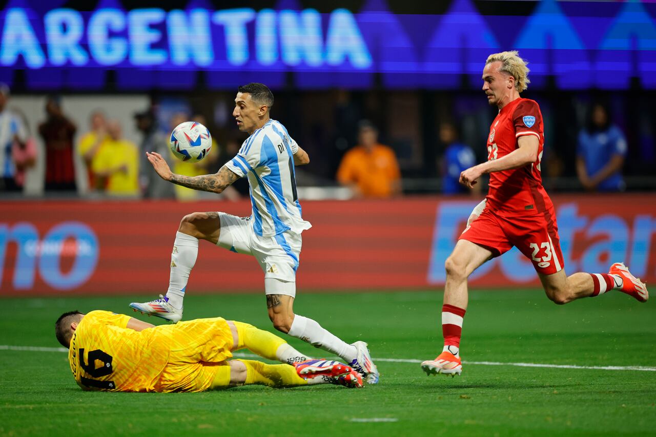 Maxime Crepeau de Canadá lucha por el balón contra Ángel Di María de Argentina durante el partido del grupo A de la CONMEBOL Copa América entre Argentina y Canadá en el Mercedes-Benz Stadium el 20 de junio de 2024 en Atlanta, Georgia.