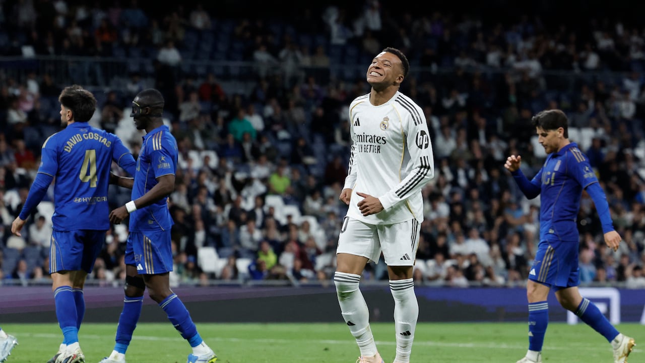 El delantero francés del Real Madrid, Kylian Mbappé, reacciona tras fallar una clara ocasión de gol durante el partido de la liga española entre el Real Madrid CF y el Real Oviedo en el estadio Santiago Bernabéu de Madrid, el 14 de mayo de 2026. (Foto de Oscar DEL POZO / AFP)