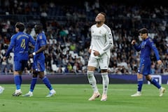 El delantero francés del Real Madrid, Kylian Mbappé, reacciona tras fallar una clara ocasión de gol durante el partido de la liga española entre el Real Madrid CF y el Real Oviedo en el estadio Santiago Bernabéu de Madrid, el 14 de mayo de 2026. (Foto de Oscar DEL POZO / AFP)