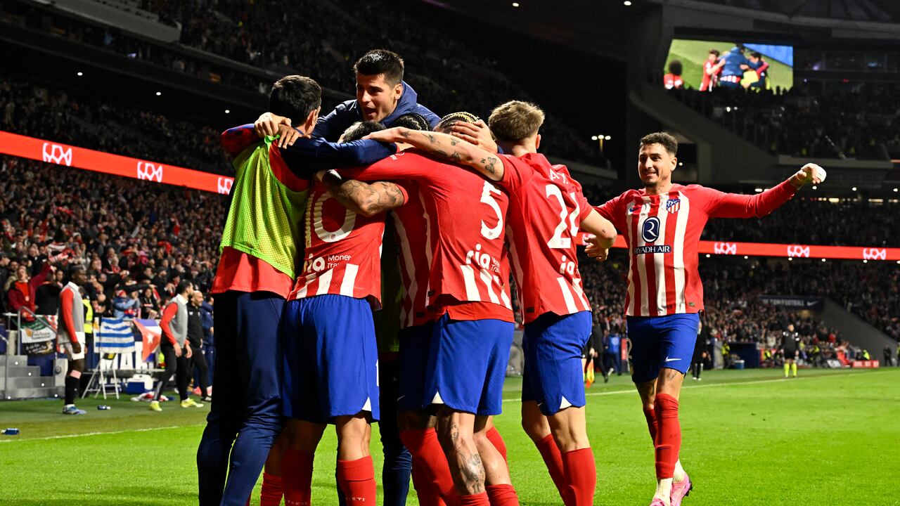 El delantero holandés del Atlético de Madrid #09 Memphis Depay (no visto) celebra marcar el primer gol de su equipo con sus compañeros durante el partido de fútbol de cuartos de final de la Copa del Rey de España entre el Club Atlético de Madrid y el Sevilla FC en el estadio Metropolitano de Madrid en enero 25 de 2024. (Foto de JAVIER SORIANO / AFP)