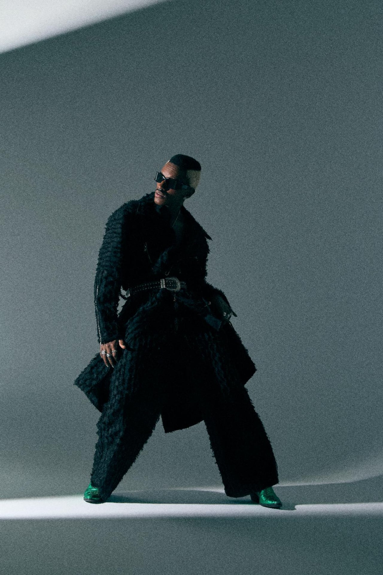 Junior Zamora, músico, cantante, compositor, productor y multi-instrumentista colombiano, nacido en Cali y criado en el barrio El Vallado. Es considerado una de las figuras más vanguardistas e influyentes del R&B latino y la música afrolatina contemporánea.