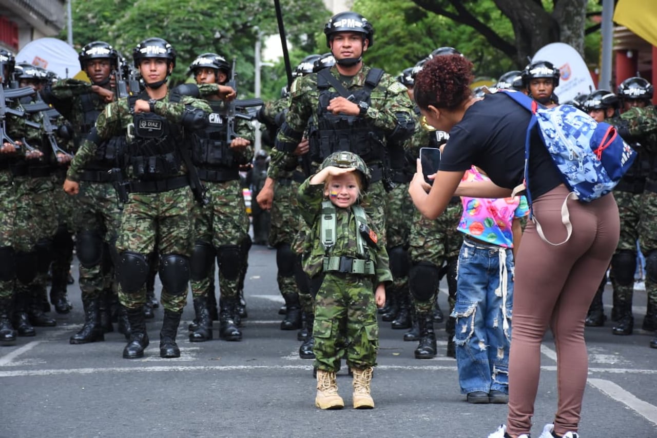 Desfile militar en Cali, por el 20 de julio