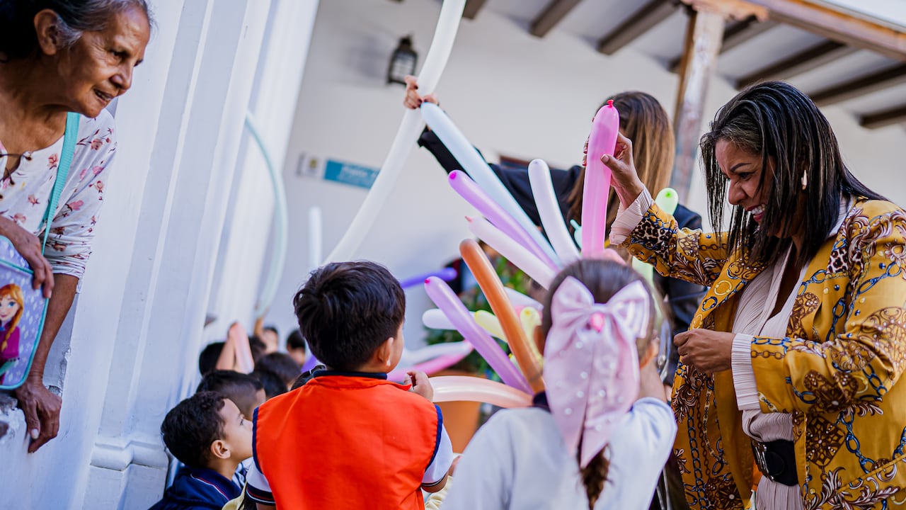 “Es importante recordar cómo eran los espacios y lugares en los que niños y niñas que participan en esta Cátedra Popayán, como son los actuales lugares en donde crecen, aprenden y se desarrollan, los cambios a lo largo del tiempo de los escenarios en la ciudad y sean ellos mismos que aprenda de estos detalles”, explicó la primera autoridad de la ciudad, Juan Carlos Muñoz.
