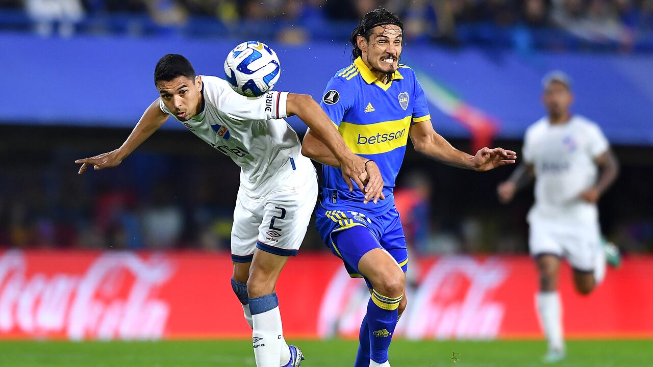 Daniel Bocanegra (izq.) jugando para su más reciente club, Nacional de Uruguay.