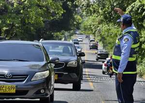 A partir de de mañana 27 de enero y hasta el 3 de febrero se inicia el contraflujo de la avenida Cañasgordas que tendrá como propósito el agilizar el tráfico de más de 4.000 vehículos que vienes de Jamundí a Cali, El horario será de 6:00am a 7:30am por una semana. Luego se retoma el flujo normal de la vía Cañasgordas. Fotos Raúl Palacios / El País.