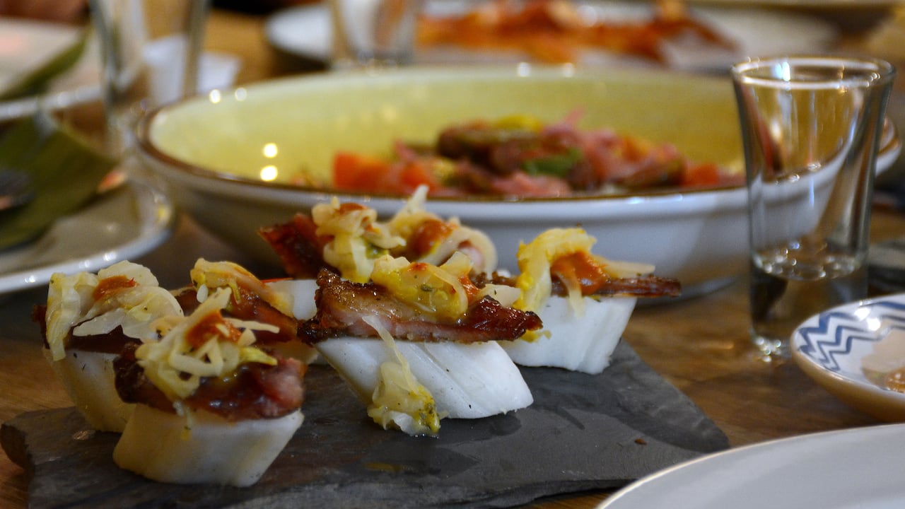 "Vuelta a Colombia en 7 platos". Se trata de una experiencia culinaria creada por la chef Nayara Bonivento en su restaurante Oriundo que celebra la diversidad culinaria del país con siete tiempos, cada uno representando una región diferente. foto Jorge Orozco