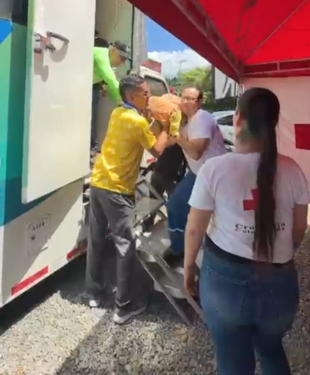 Voluntarios de la Compañía Energética del Occidente (CEO) y la Cruz Roja Colombiana, seccional Cauca, coordinan la carga de donaciones recolectadas para los damnificados del terremoto del 10 de agosto. En total se recaudaron 8,5 toneladas de alimentos, equipos de aseo, alimento para mascotas y 77 bultos de cemento.