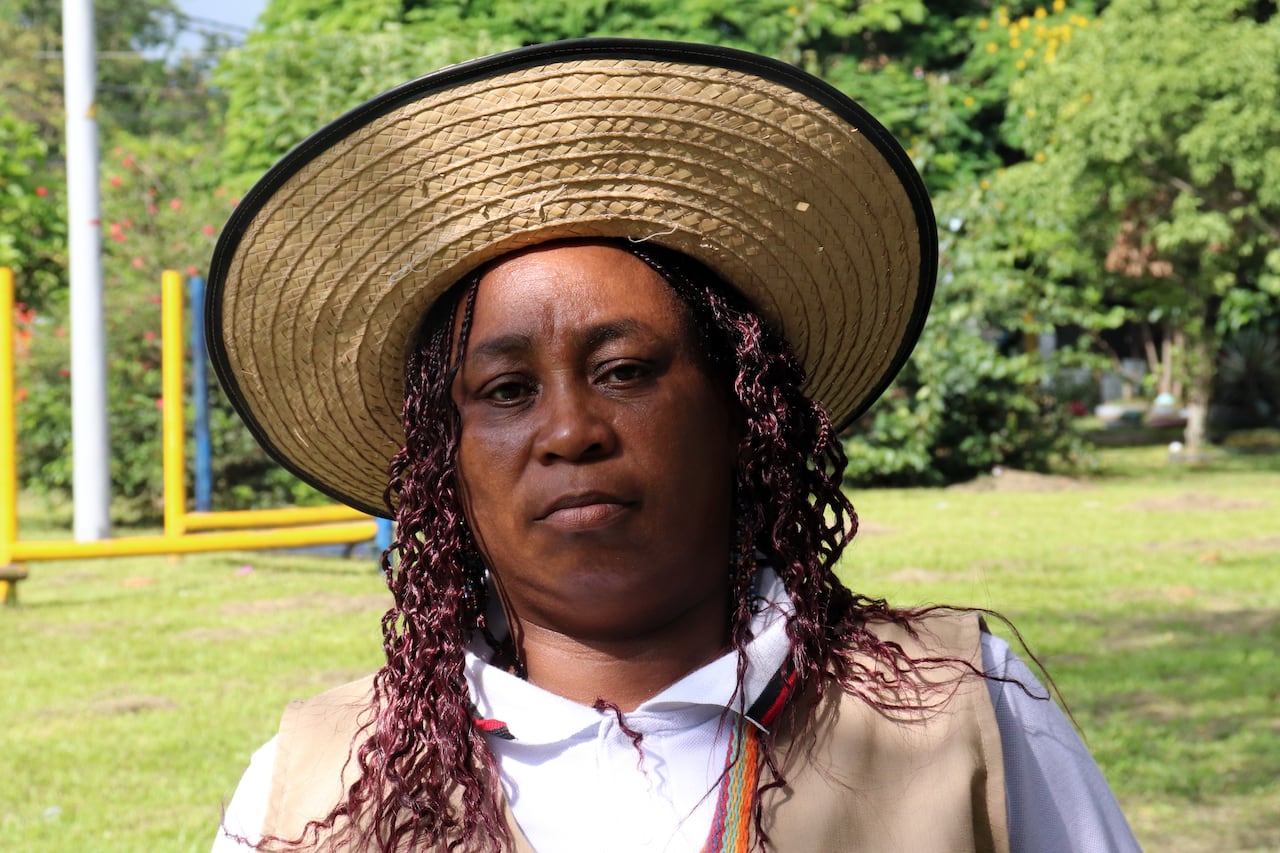 Guardia Afro urbana en el barrio Vallegrande en el oriente de Cali distrito de Aguablanca