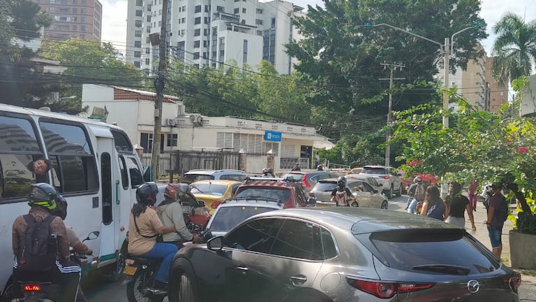 Bloqueos en vías de Cali por protestas de transportadores tradicionales