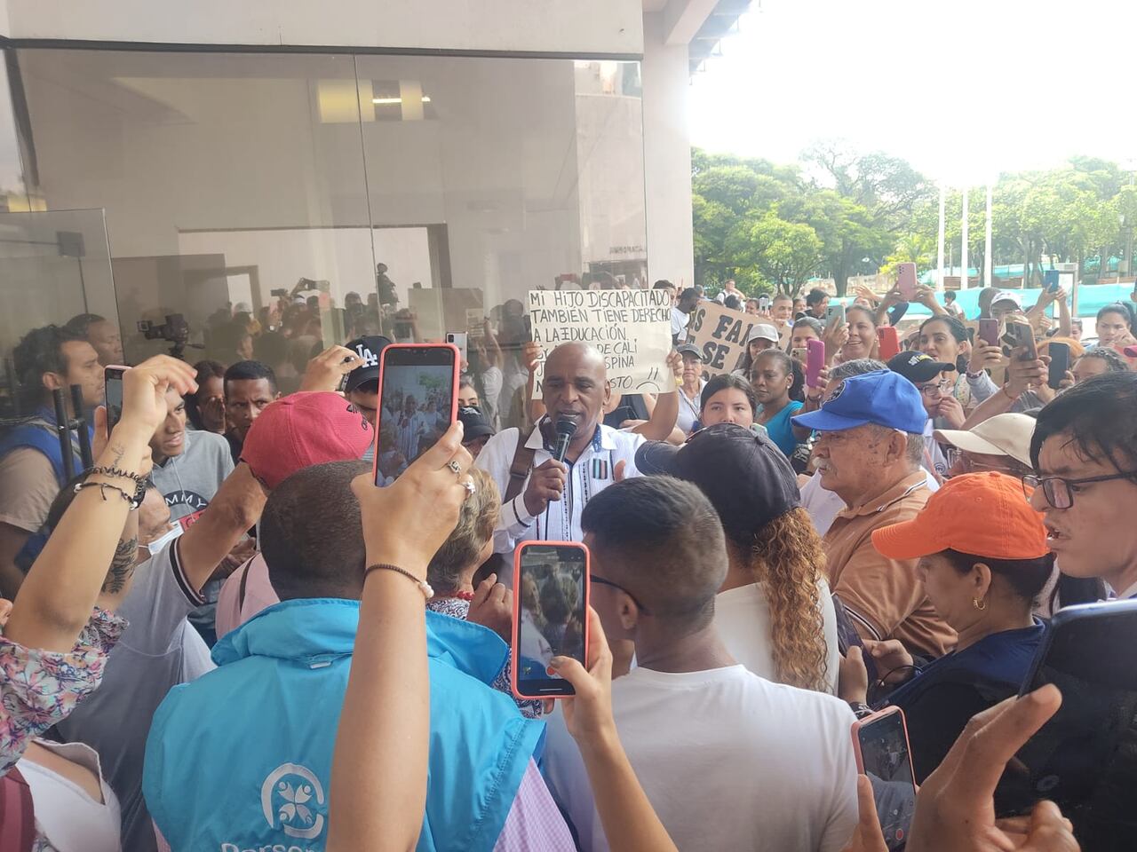 El secretario de Educación de Cali junto a las familias de los estudiantes con discapacidad en la Plazoleta del Centro Administrativo Municipal de Cali, CAM.