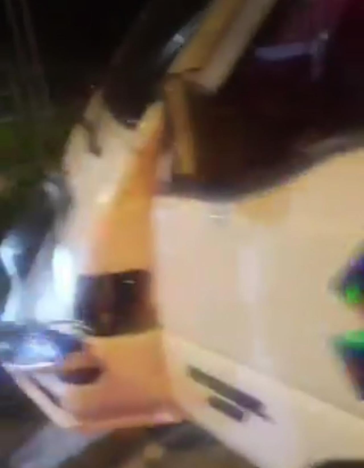 La ambulancia quedó visiblemente afectada en su parte delantera.