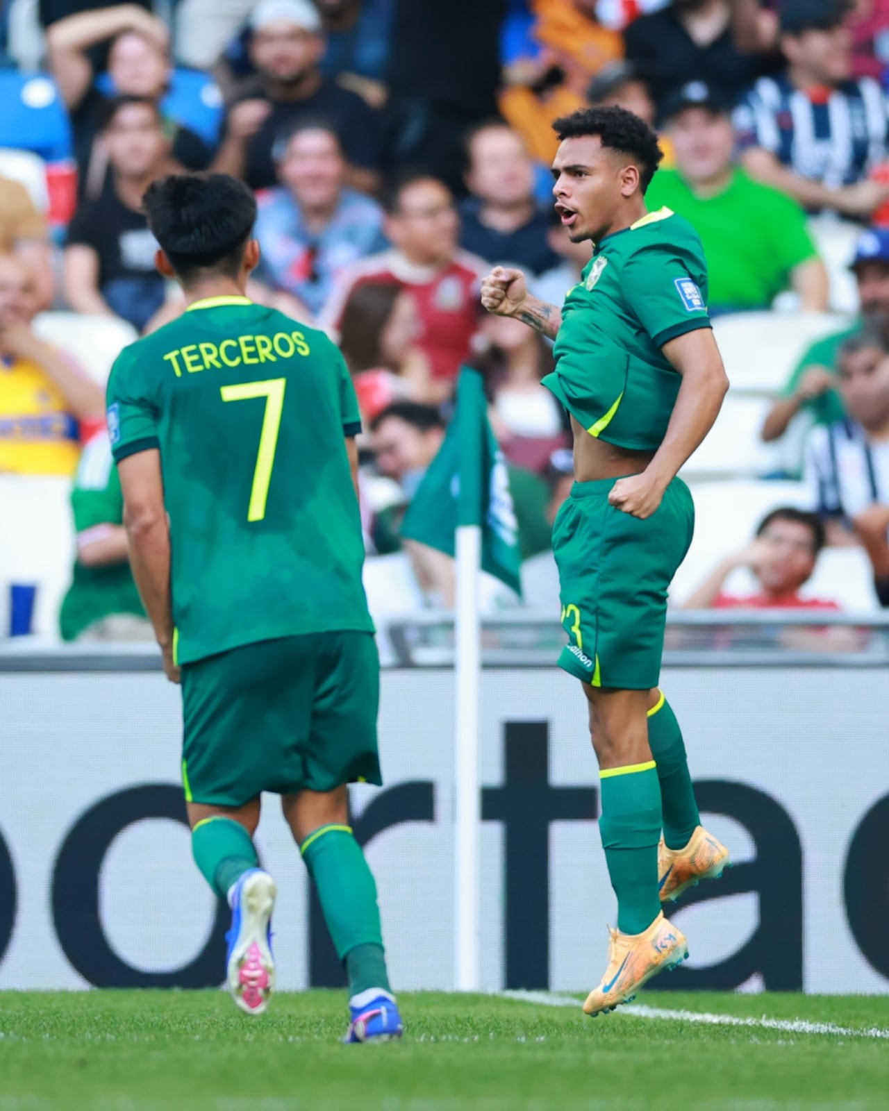 Jugadores de Bolivia celebran el primer gol del partido ante Surinam.
