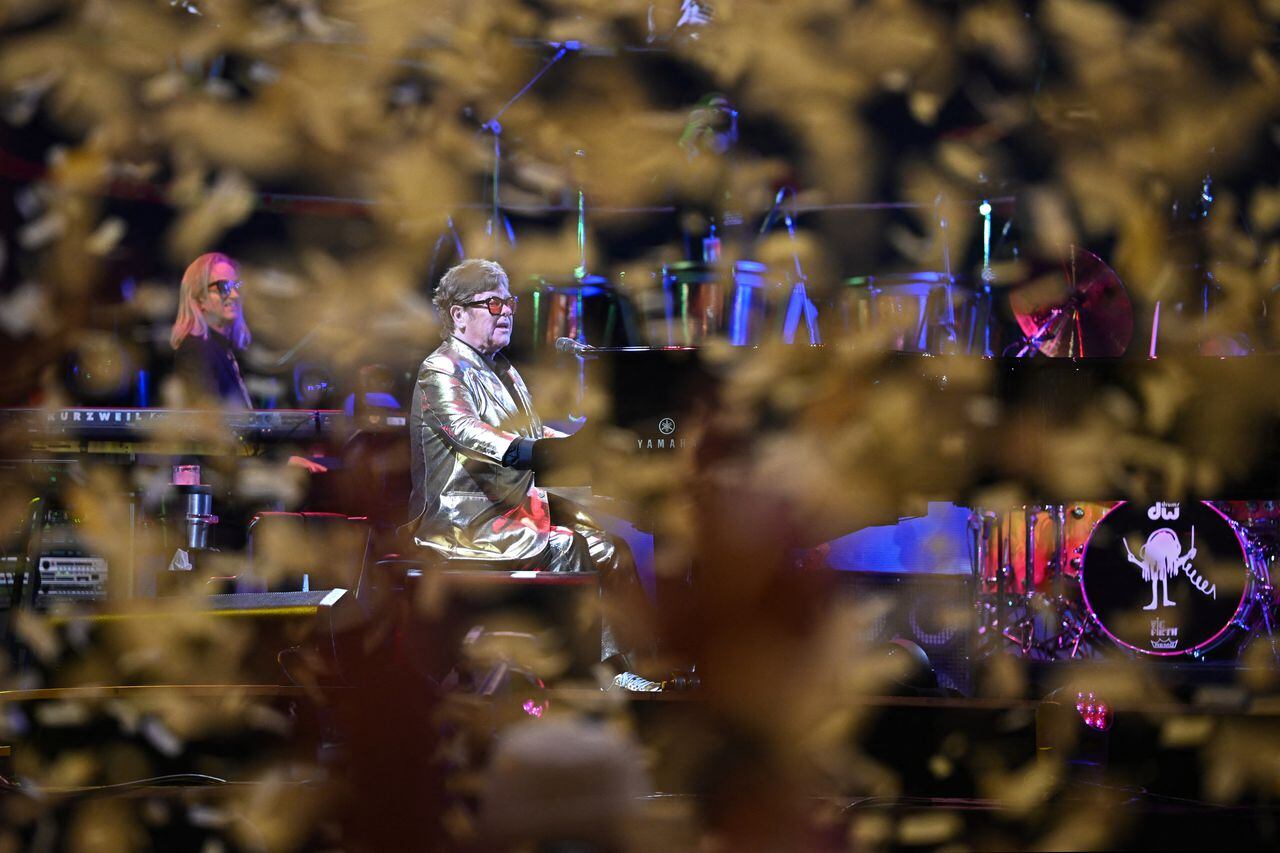 Elton John cierra el legendario Festival de Glastonbury de Gran Bretaña el domingo en lo que se ha anunciado como su última actuación en el Reino Unido.