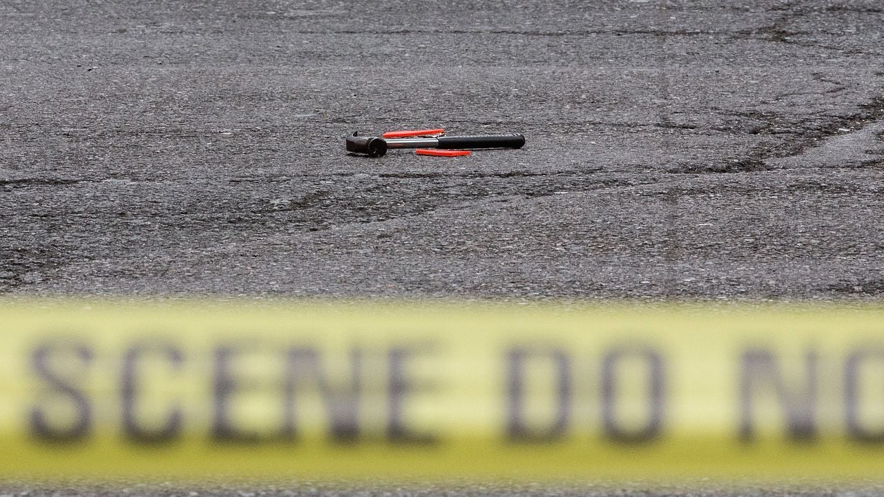 Un martillo utilizado en un ataque a un oficial de policía se ve en la escena del crimen el 13 de mayo de 2015 en la ciudad de Nueva York.