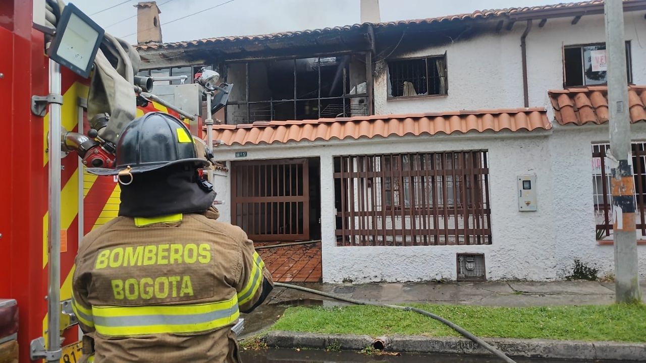 Bomberos de la estaciones Ferias y Chapinero controlaron el incendio en una vivienda de dos niveles ubicada en la calle 102 con carrera 68b.