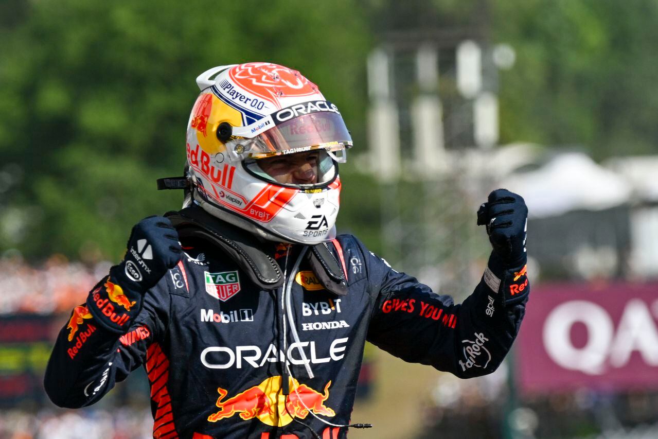 El piloto neerlandés de Fórmula Uno Max Verstappen de Red Bull Racing celebra después de ganar el Gran Premio de Hungría de Fórmula Uno, en el circuito de Hungaroring en Mogyorod, cerca de Budapest, Hungría, el domingo 23 de julio de 2023. (Foto AP/Denes Erdos)