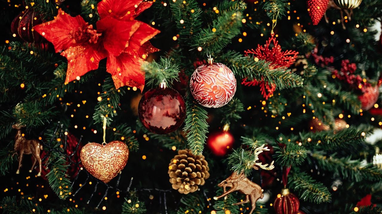 Las bolas de colores son una de las principales características del árbol de Navidad.