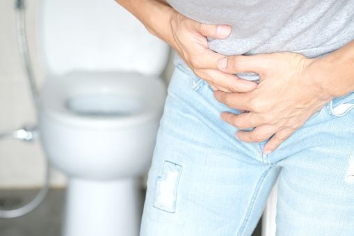 La incontinencia urinaria es común.