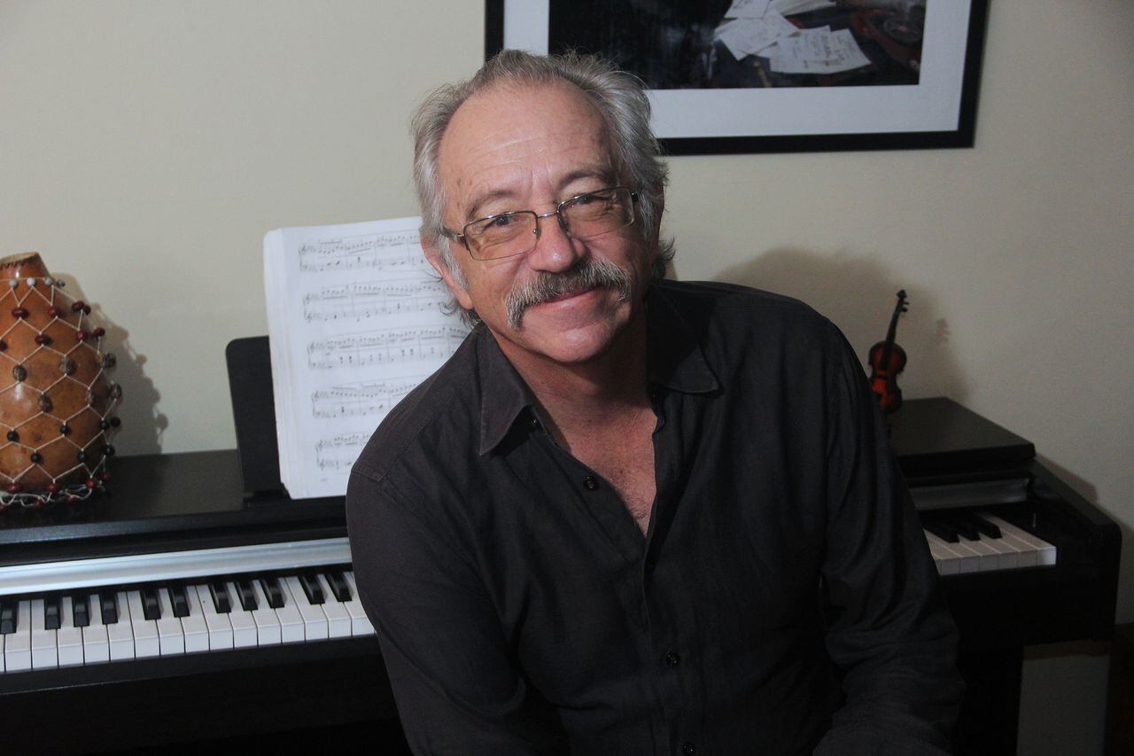 A sus 75 años, Manolo Bellon continúa realizando especiales de música con miles de seguidores a través de sus redes sociales.
