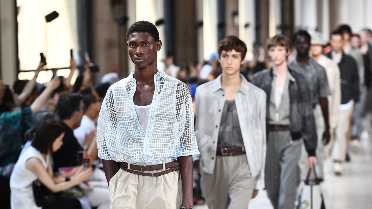 Los hombres también han empezado a modelar con ropa que enseña mucha piel en la Fashion Week de París