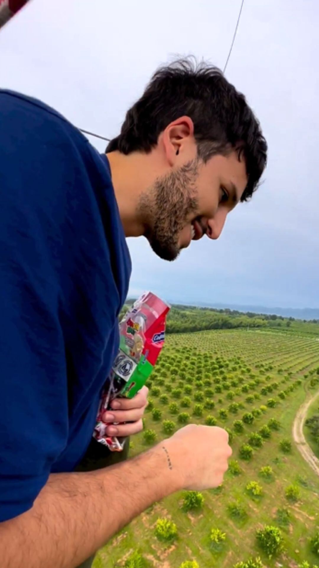 Sebastián Yatra mientras regala dulces desde un globo aerostático.