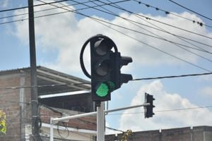 Algunos semáforos ubicados sobre la Avenida Ciudad de Cali, en el oriente de Cali, han sido intervenidos con llantas.