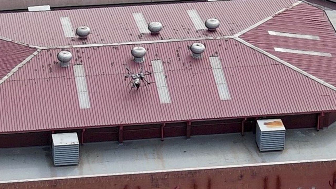 Así se veía el dron con un explosivo encima de la cárcel de La Roca