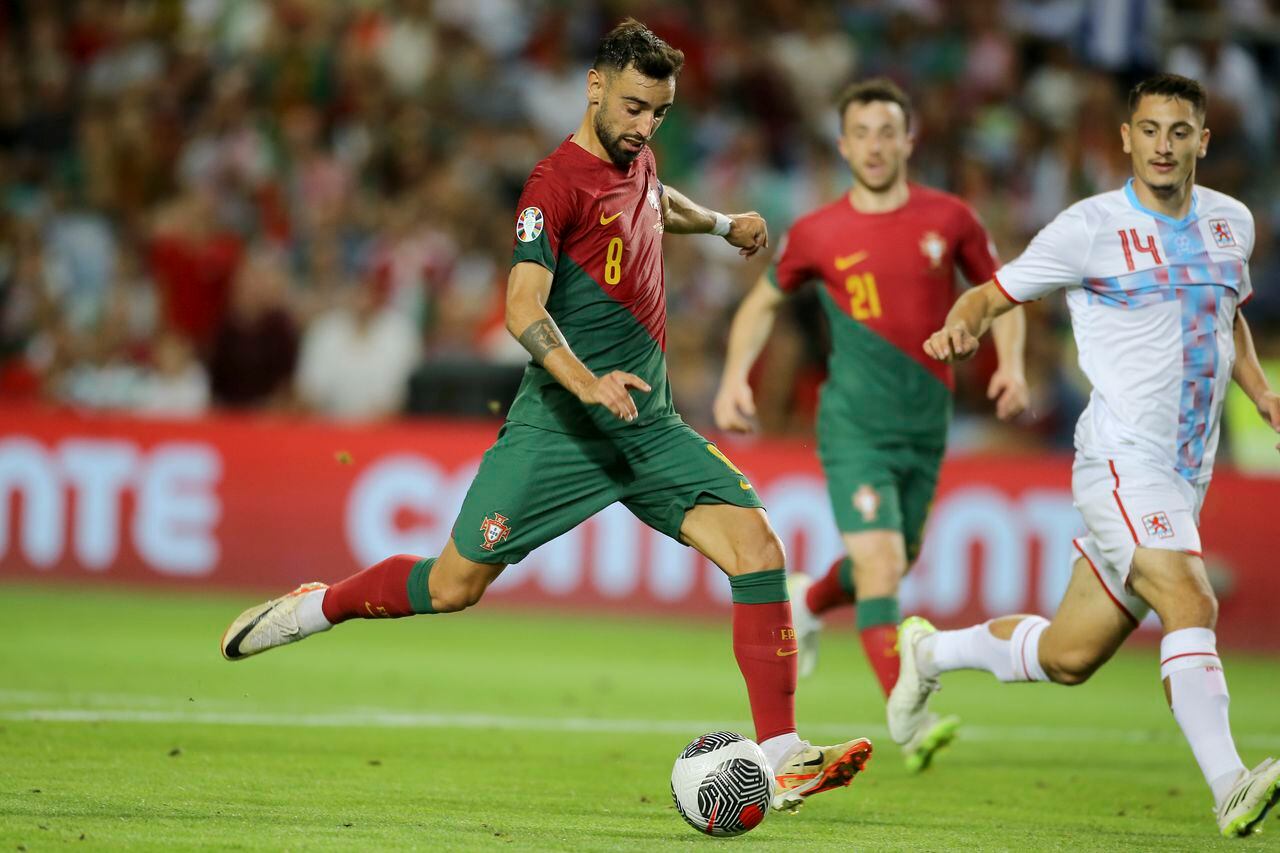 El voalante portugués, Bruno fernandes, lanza un balón en el duelo donde fue gran figura con un un gol y tres asistencias, en el partido entre Portugal y Luxemburgo en las Eliminatorias Eurocopa 2024.