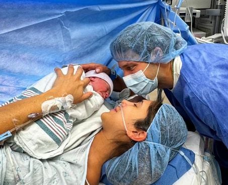 Daniela Ospina y Gabriel Coronel se convirtieron en padres por primera vez y su hijo Lorenzo nació en las últimas horas.